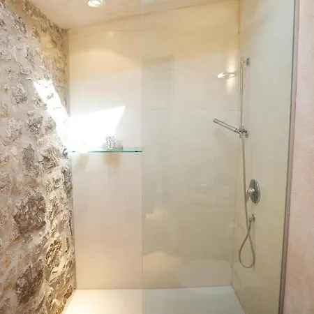 בית נופש Stone House ורסאר
